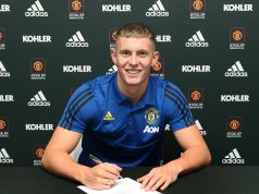 Henderson signs new long-term Manchester United contract