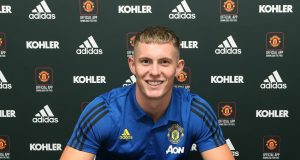 Henderson signs new long-term Manchester United contract