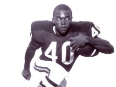 Bears legend and Hall of Fame RB, Gale Sayers dies at 77