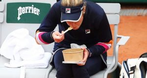 Laura Siegemund has meal mid-match of French Open 2020