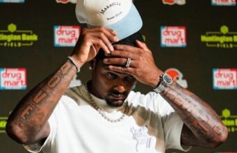 Deshaun Watson Just Got BOOED by His Own Fans — And His Response Is Turning Heads 🏈😳
