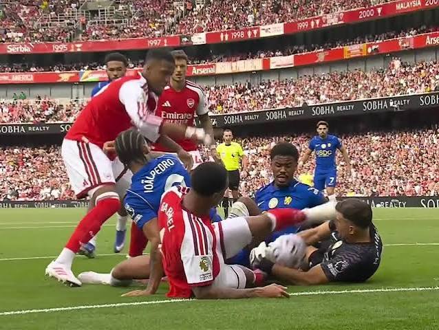 Arsenal vs Chelsea: Why Everyone Is Talking About Gabriel's Boot on Martínez